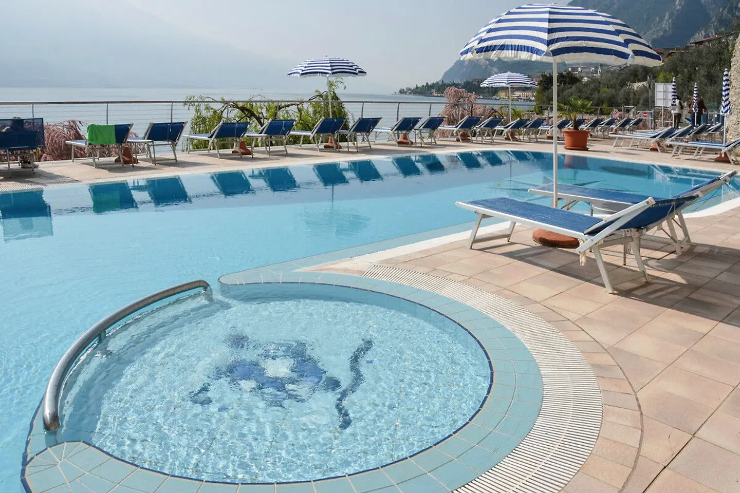 Astor OUTDOOR_POOL
