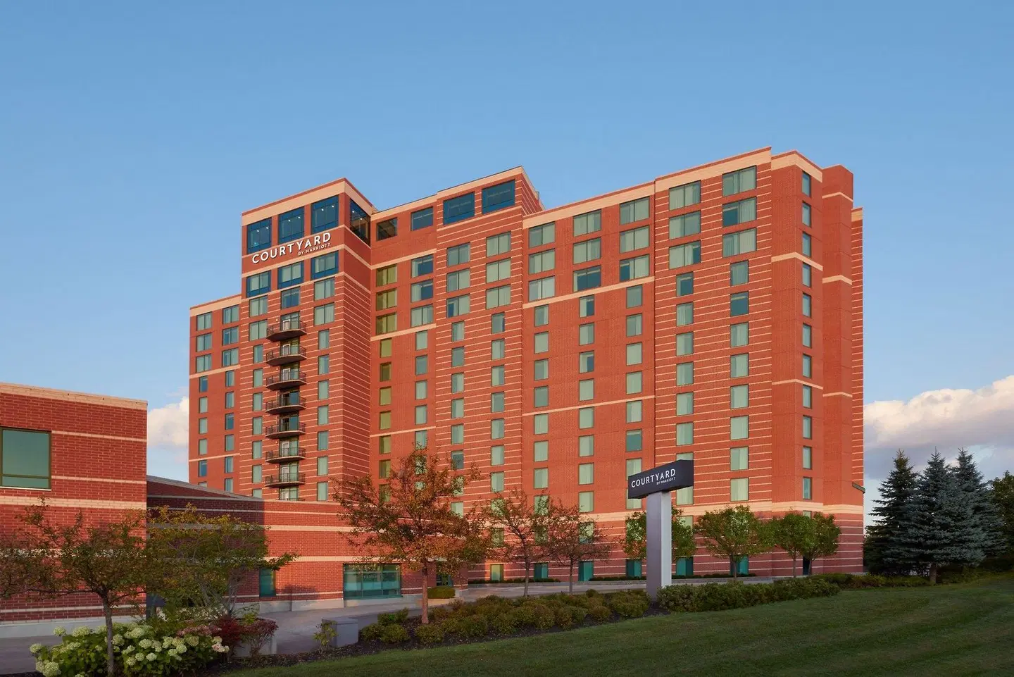 Courtyard by Marriott Ottawa East EXTERIOR