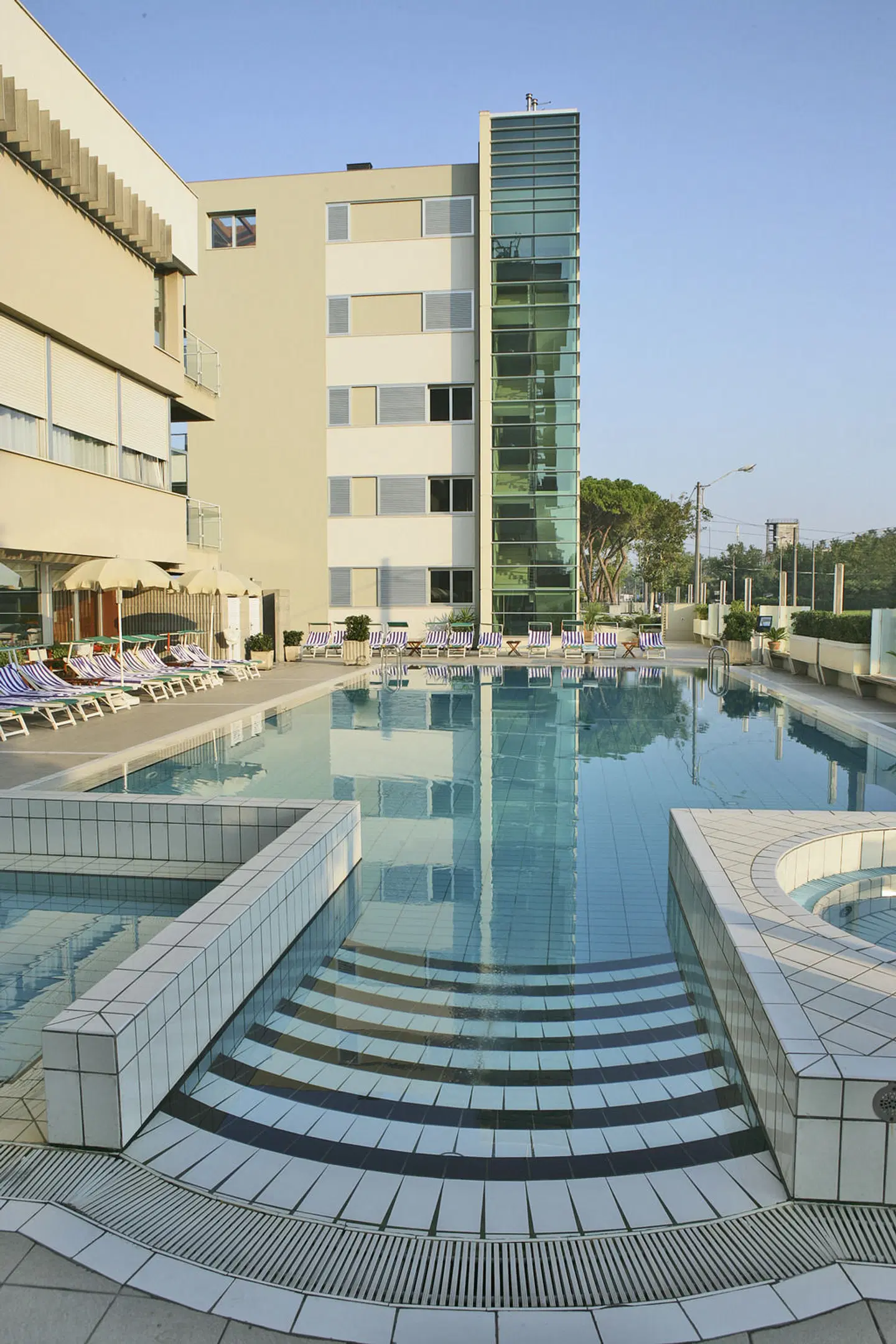 Ascot OUTDOOR_POOL