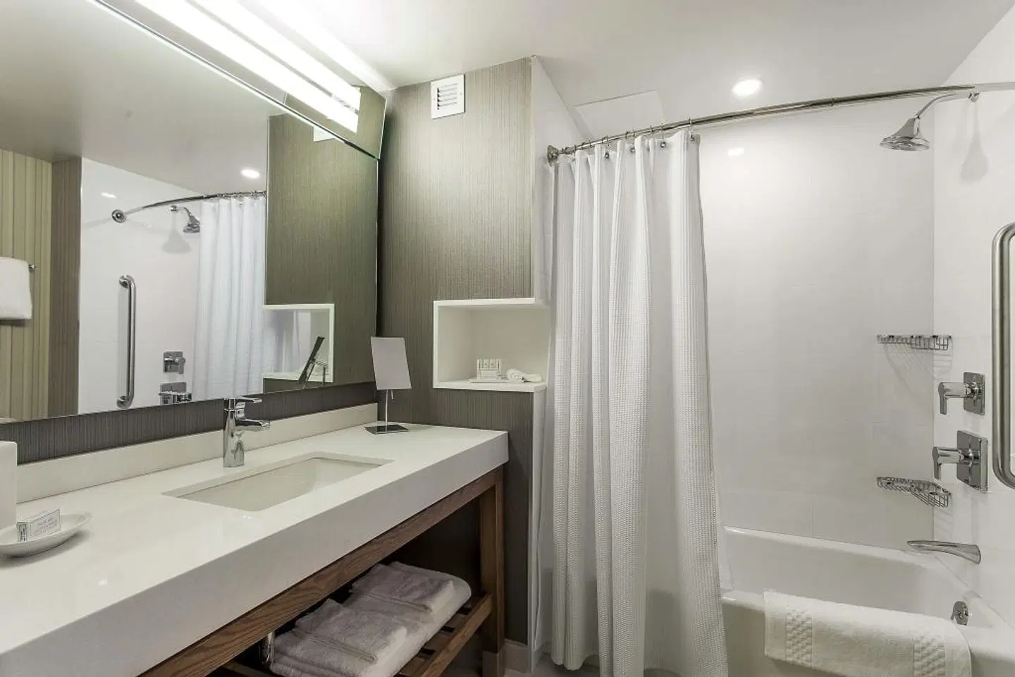Courtyard by Marriott Montreal West Island/Baie DUrfe Badezimmer