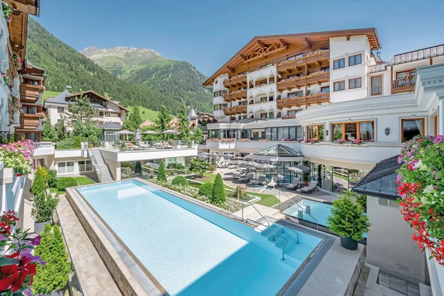 TROFANA ROYAL - Gourmet & Relax Resort OUTDOOR_POOL