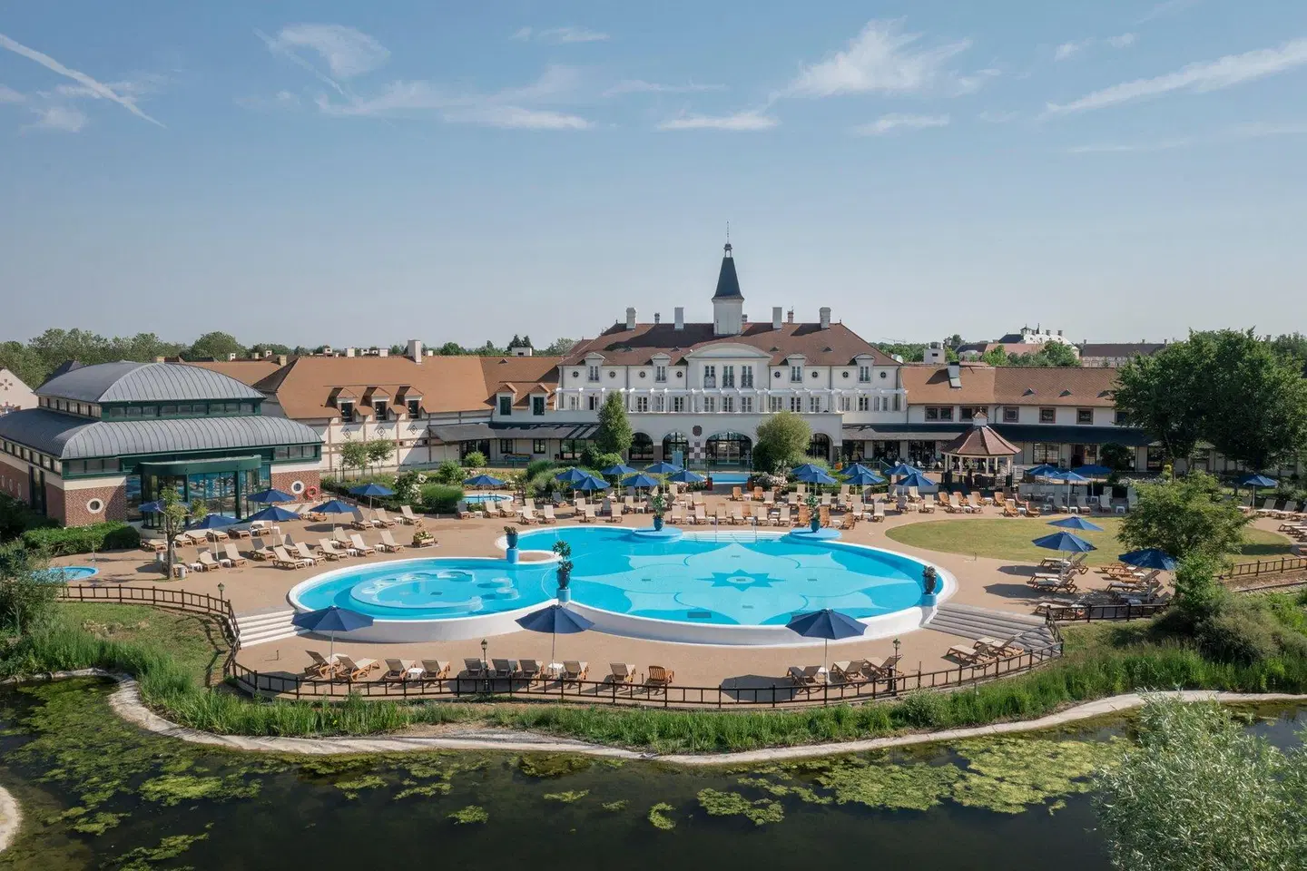 Marriott Village d'Ile-de-France OUTDOOR_POOL