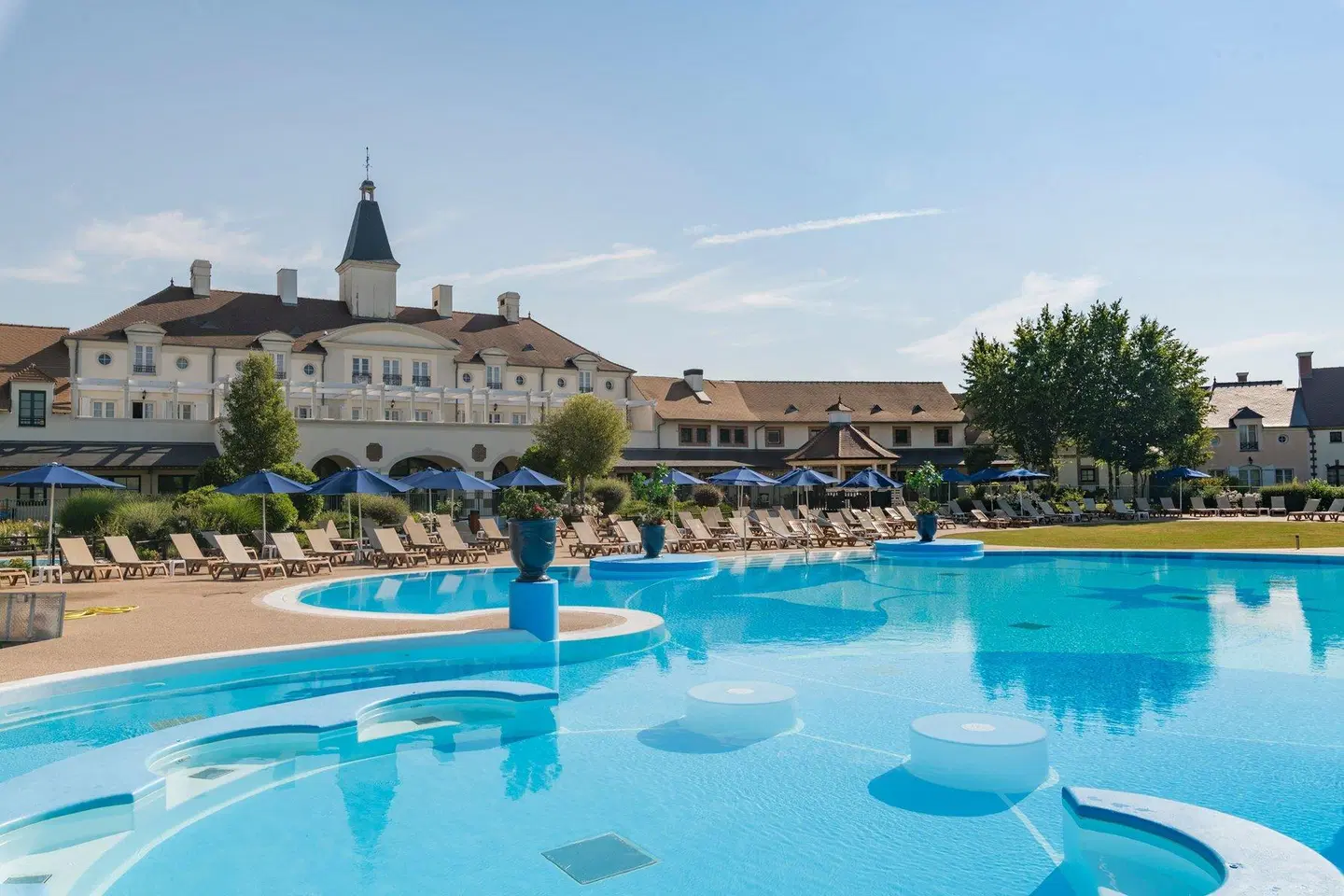 Marriott Village d'Ile-de-France OUTDOOR_POOL