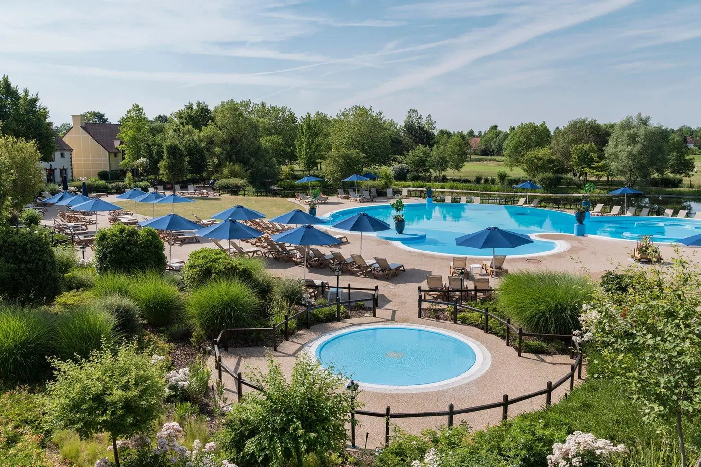 Marriott Village d'Ile-de-France OUTDOOR_POOL
