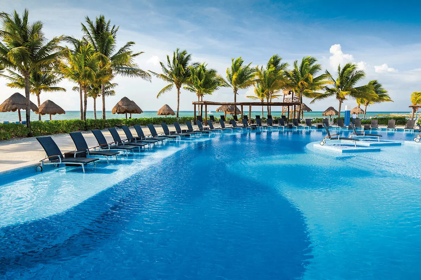 BlueBay Grand Esmeralda OUTDOOR_POOL