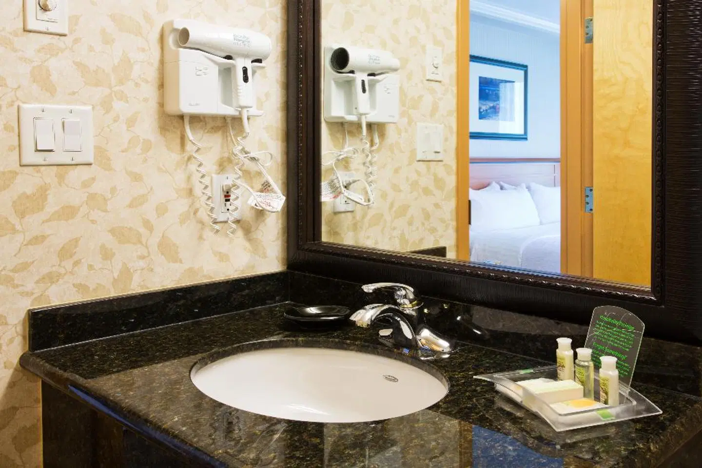 Holiday Inn North Vancouver Badezimmer