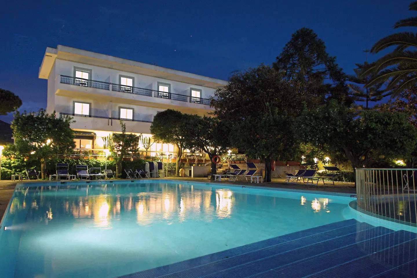 Alpha OUTDOOR_POOL