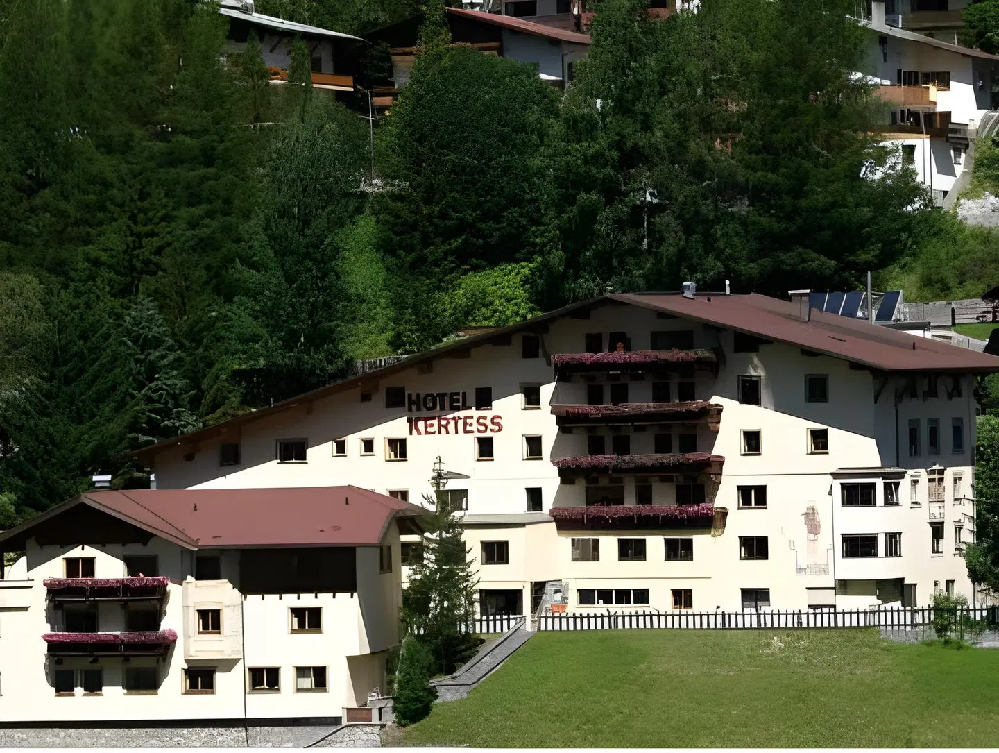 Kertess EXTERIOR