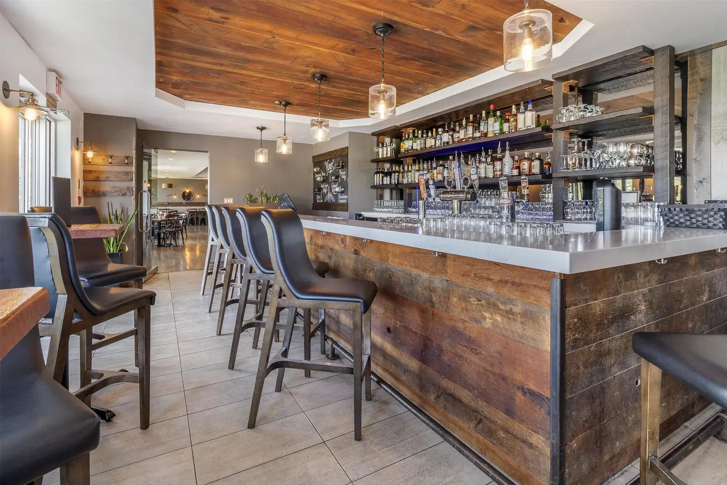 Best Western Plus Chocolate Lake Hotel Bar