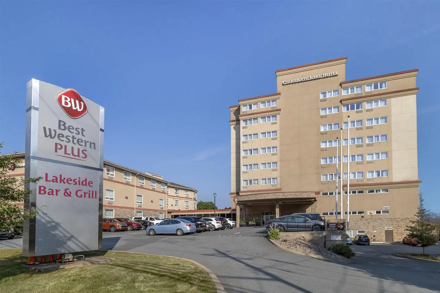 Best Western Plus Chocolate Lake Hotel EXTERIOR