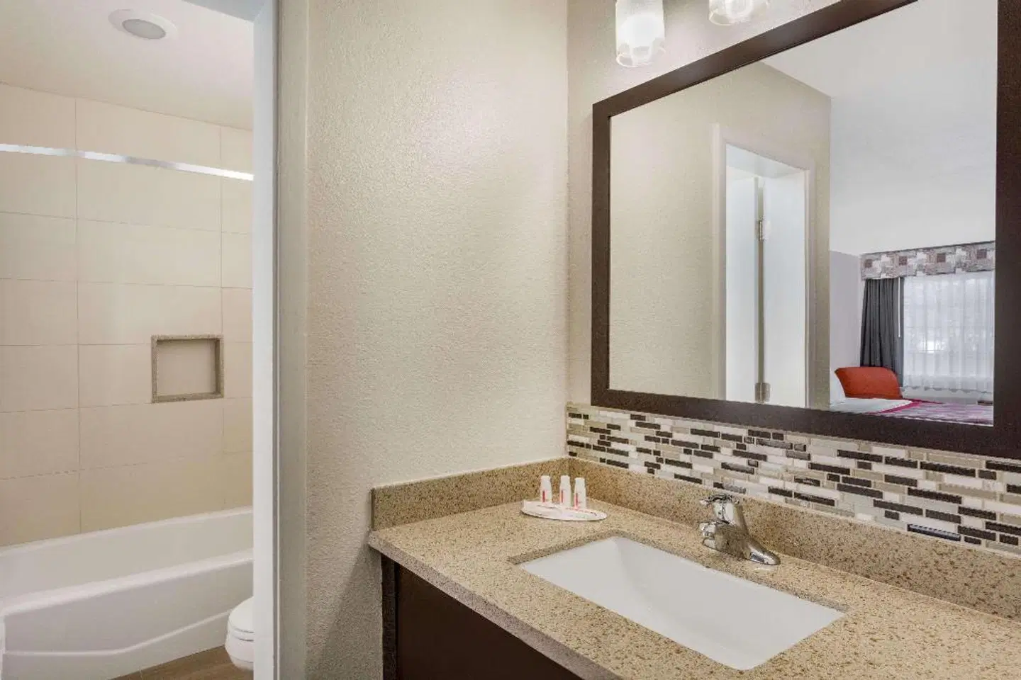Ramada Limited Monterey Badezimmer