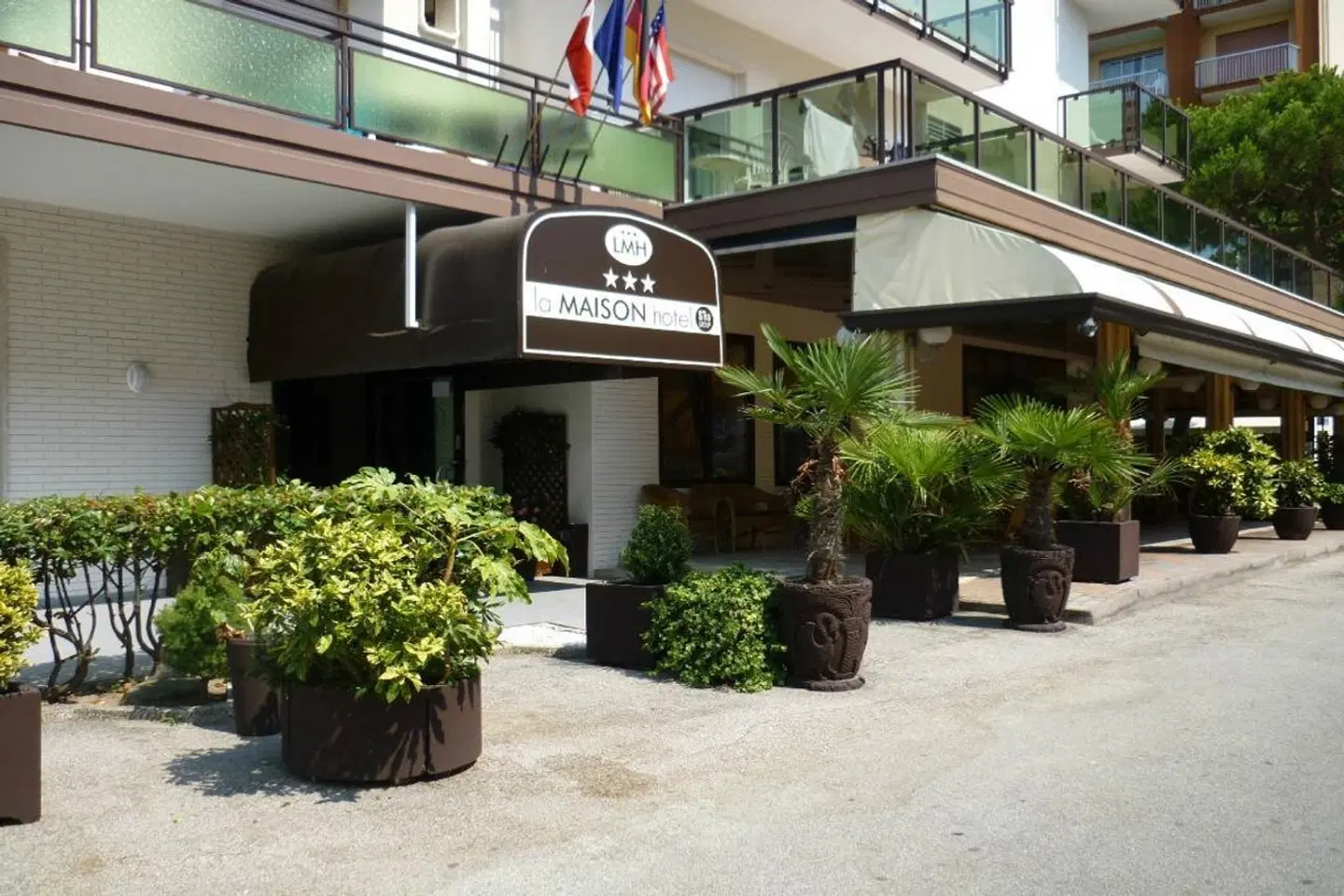 La Maison Hotel EXTERIOR