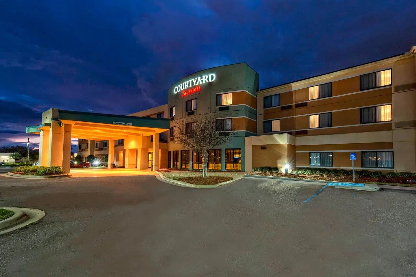Courtyard by Marriott Alexandria EXTERIOR