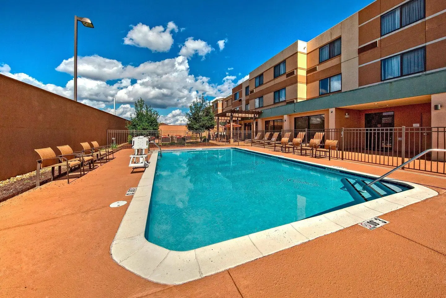 Courtyard by Marriott Alexandria OUTDOOR_POOL