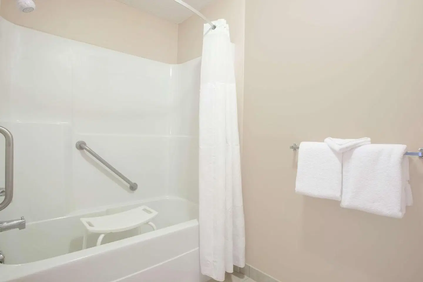 Ramada Limited 100 Mile House Badezimmer