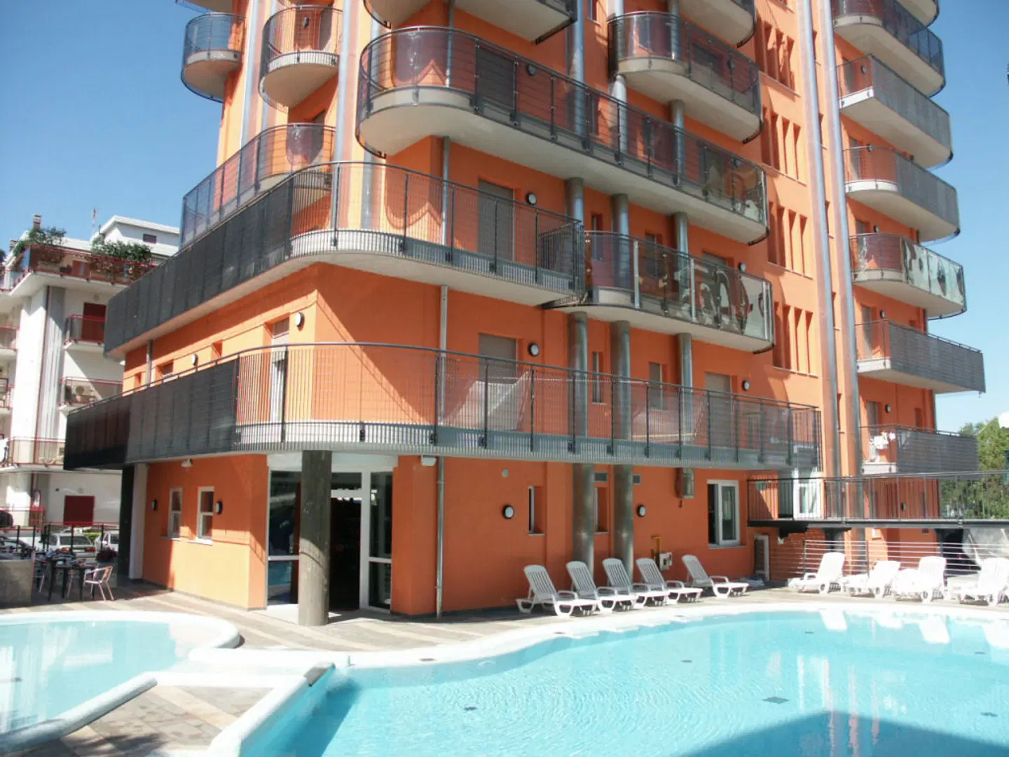 Sheila EXTERIOR