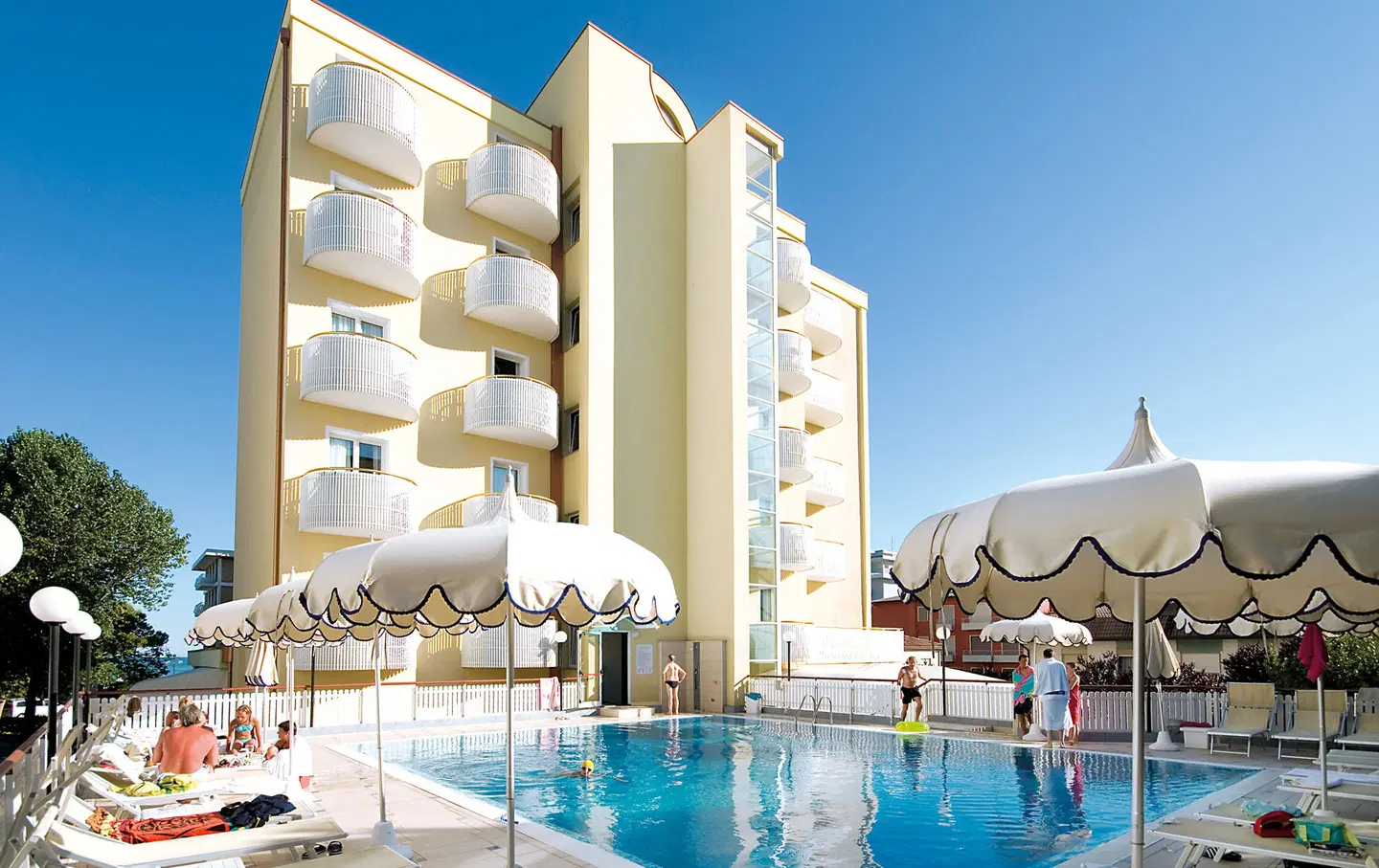 Salus Smart & Chic Hotel OUTDOOR_POOL