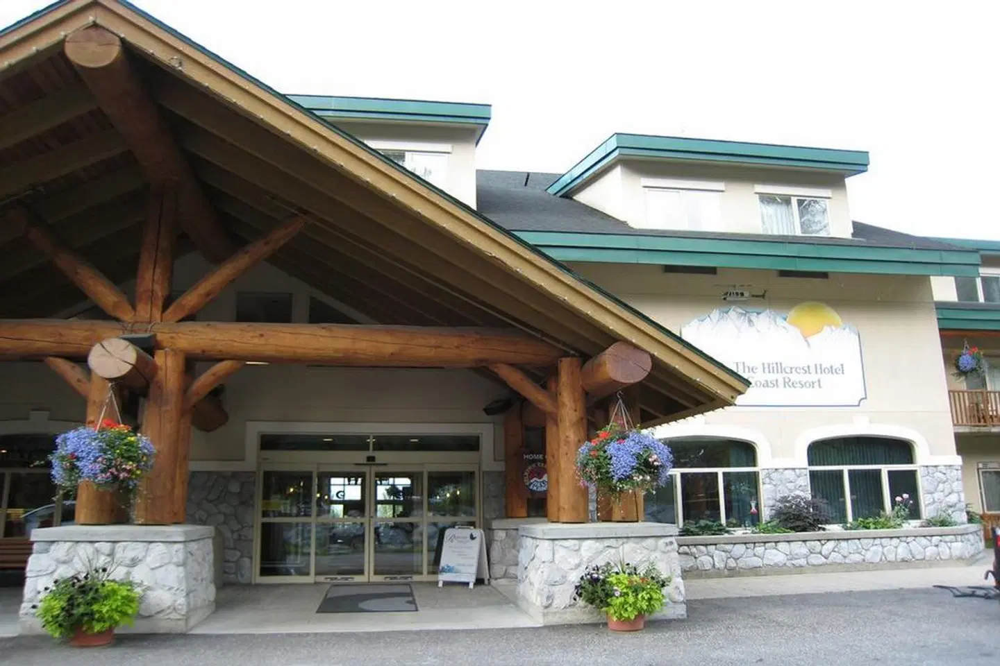 The Hillcrest Hotel - a Coast Resort EXTERIOR