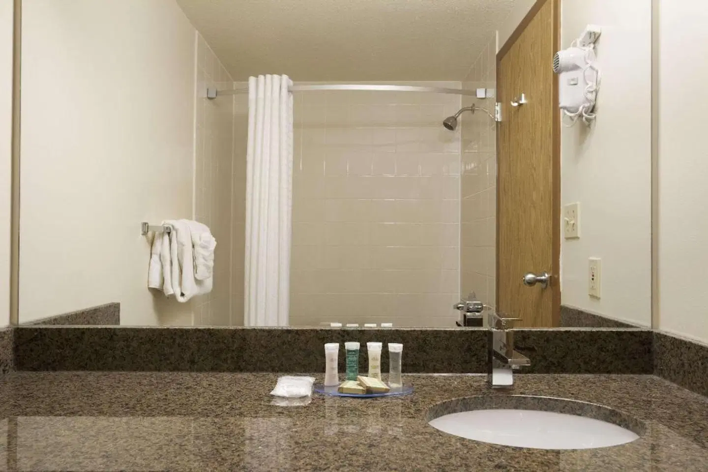 Super 8 by Wyndham Dawson Creek Badezimmer
