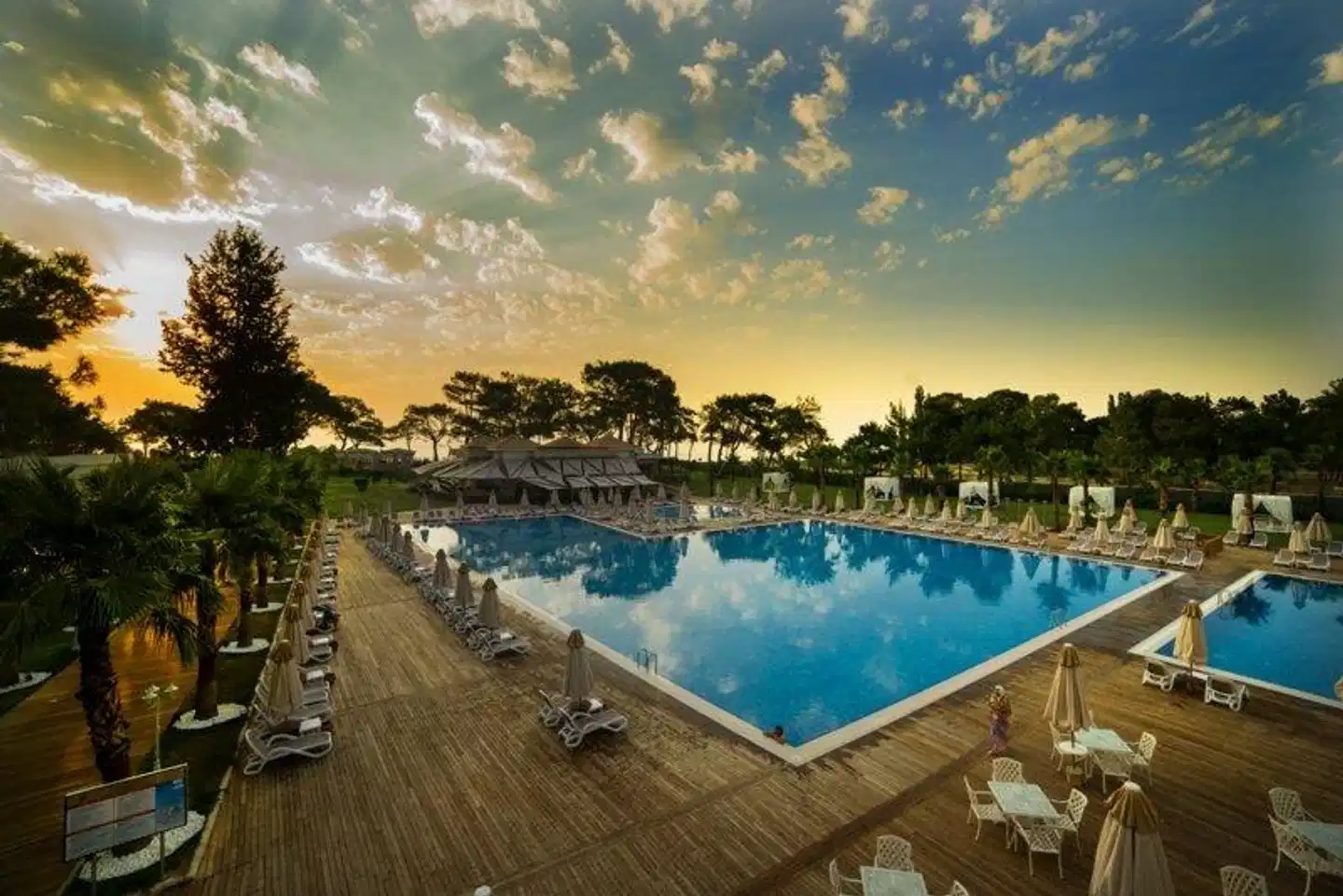 Juju Premier Palace Pool