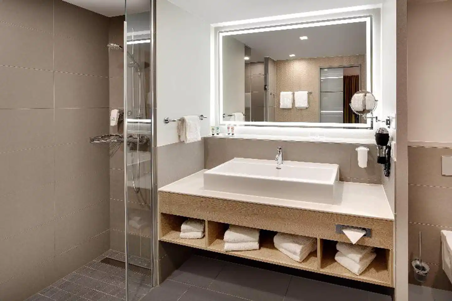 Holiday Inn Düsseldorf City Toulouser Allee Badezimmer