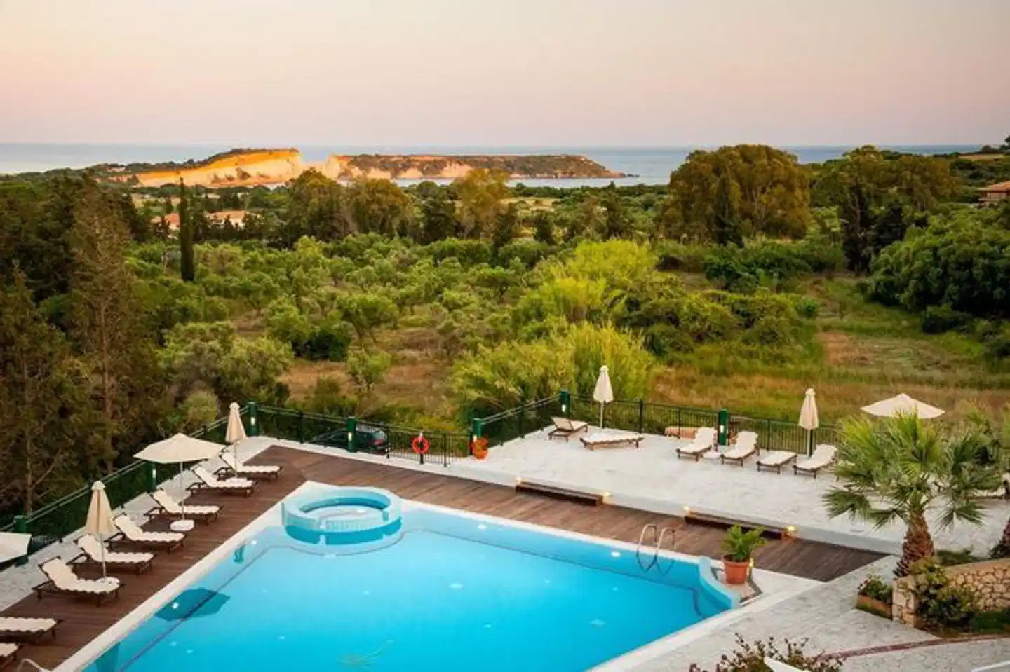 Belvedere Luxury Suites Pool