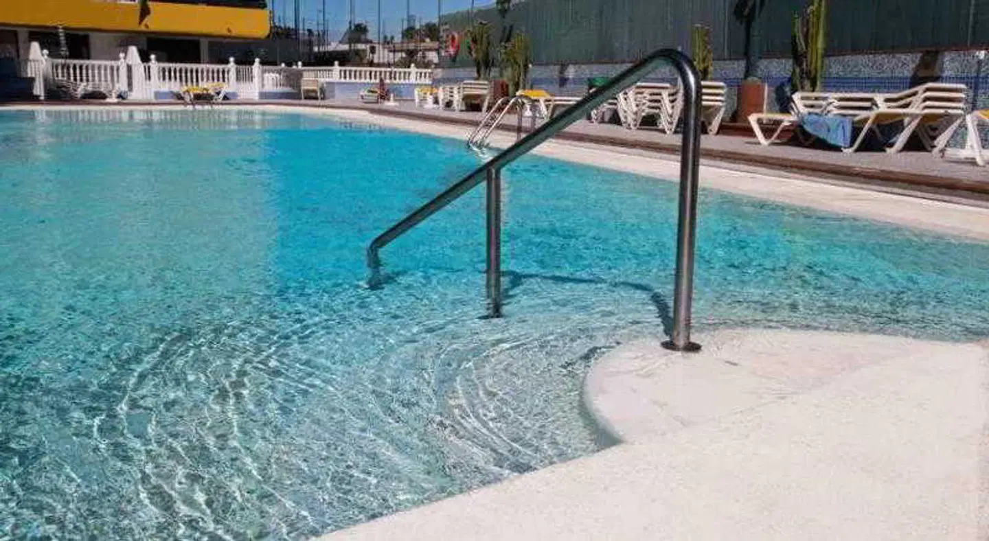 Las Arenas Pool