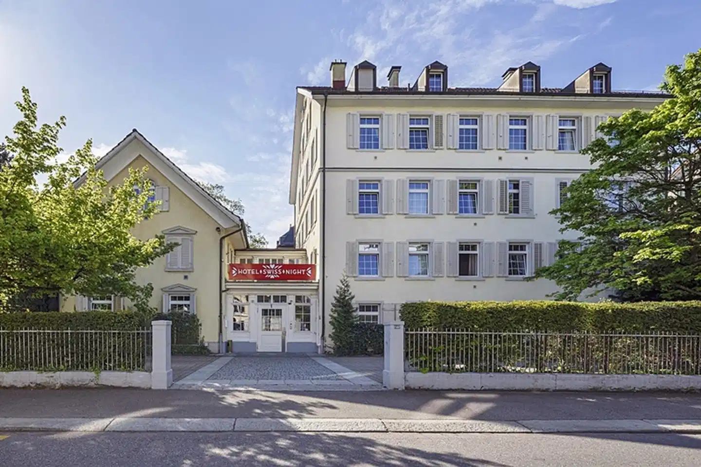 Hotel Swiss Night by Fassbind Aussenansicht