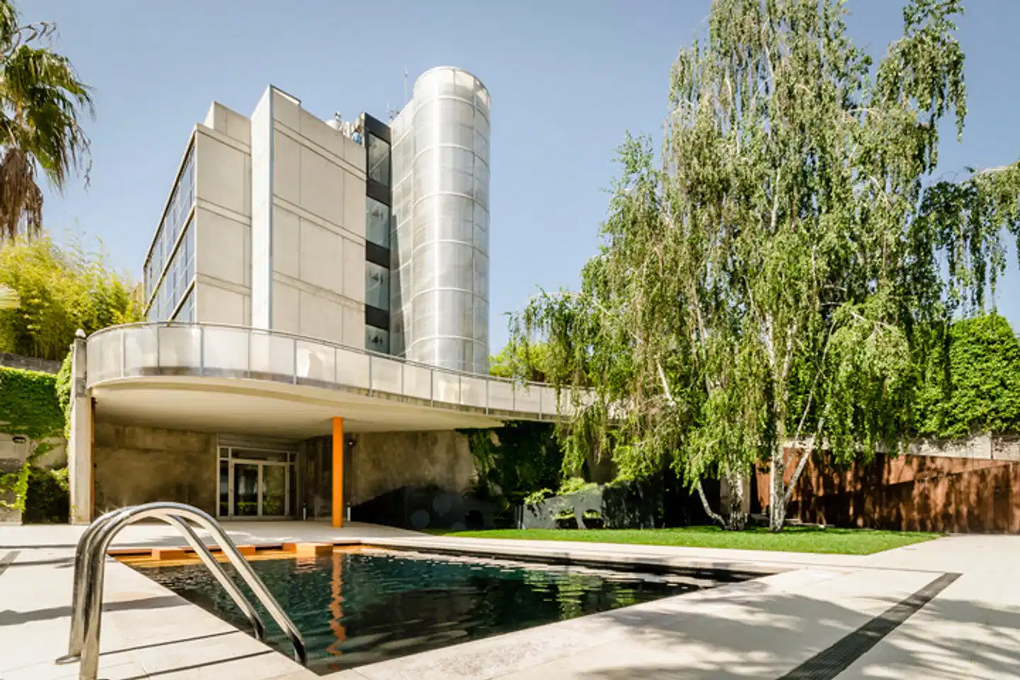 Ikonik Angli Aussenansicht