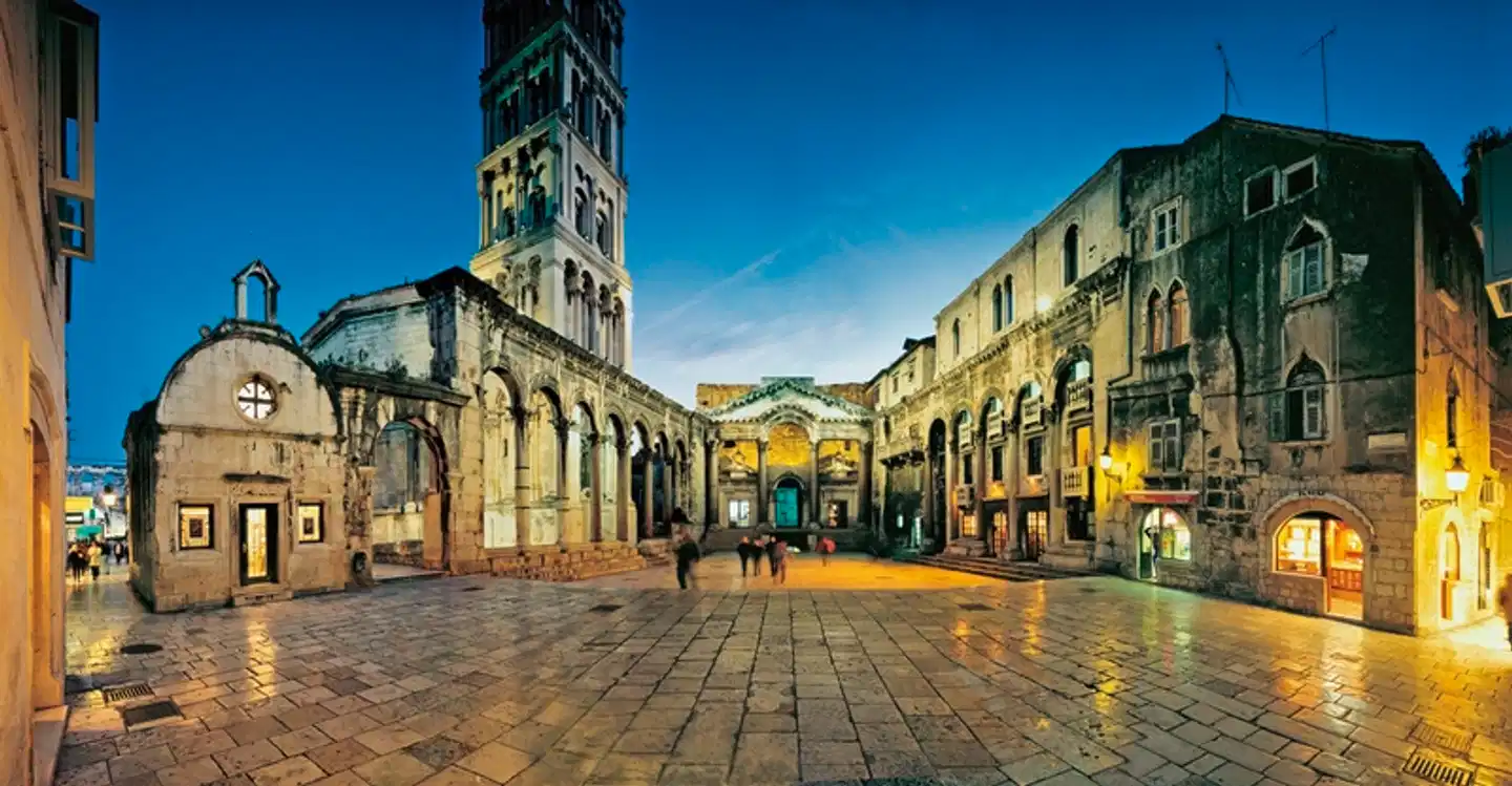 Blaue Reise Motorsegler Aussenansicht