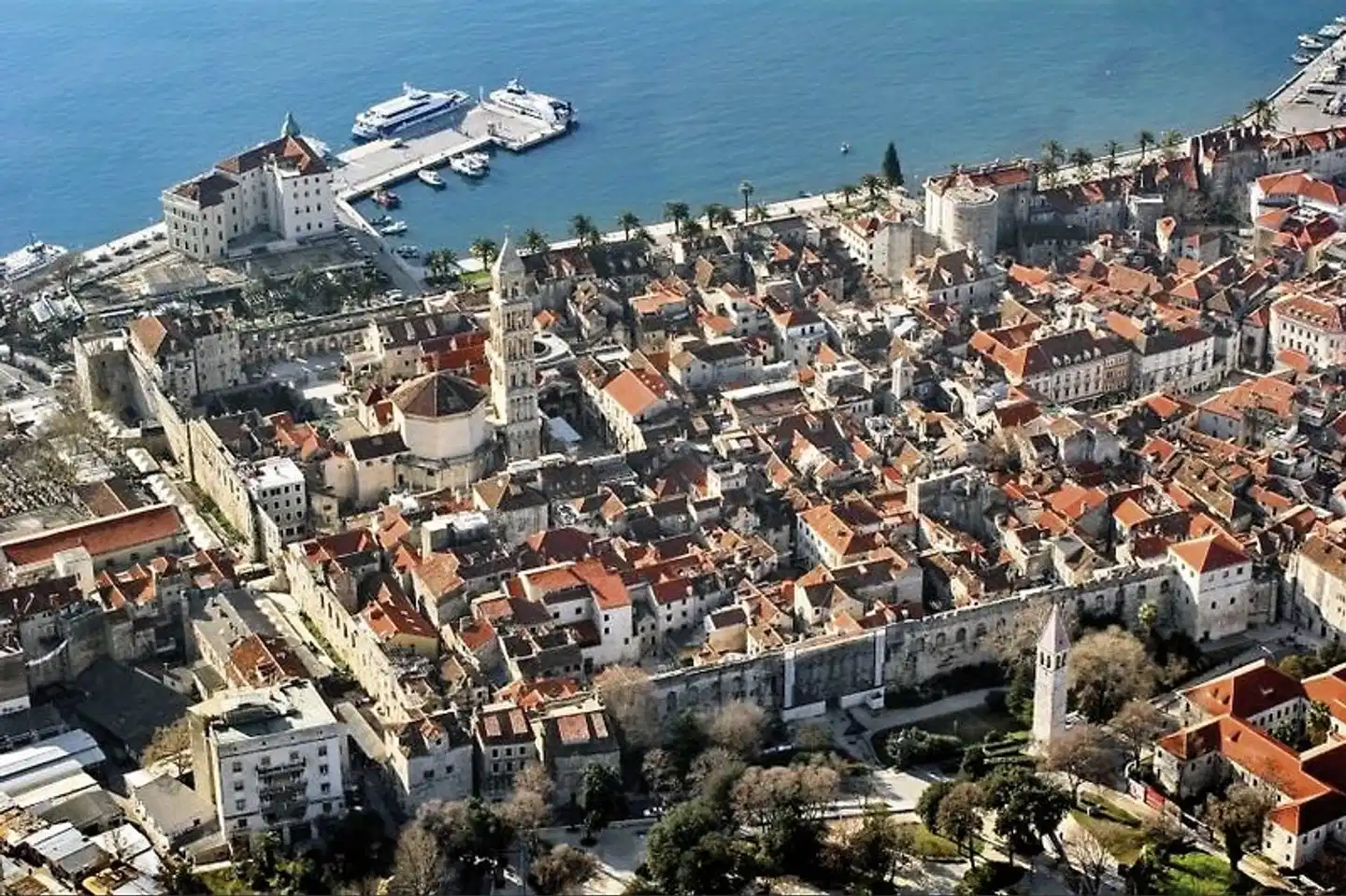 Blaue Reise Motorsegler Landschaft