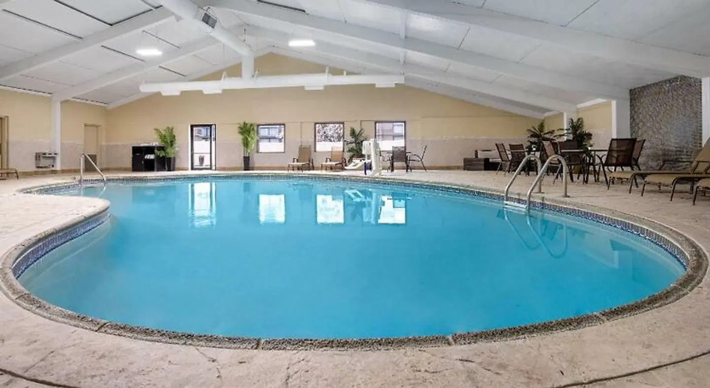 Days Hotel by Wyndham Toms River Jersey Shore Hallenbad