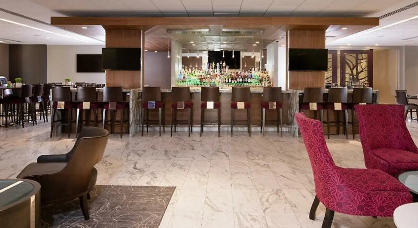 Holiday Inn Washington College Park Bar