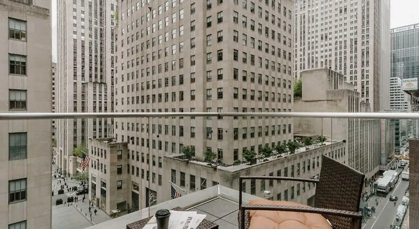 The Jewel Facing Rockefeller Center EXTERIOR