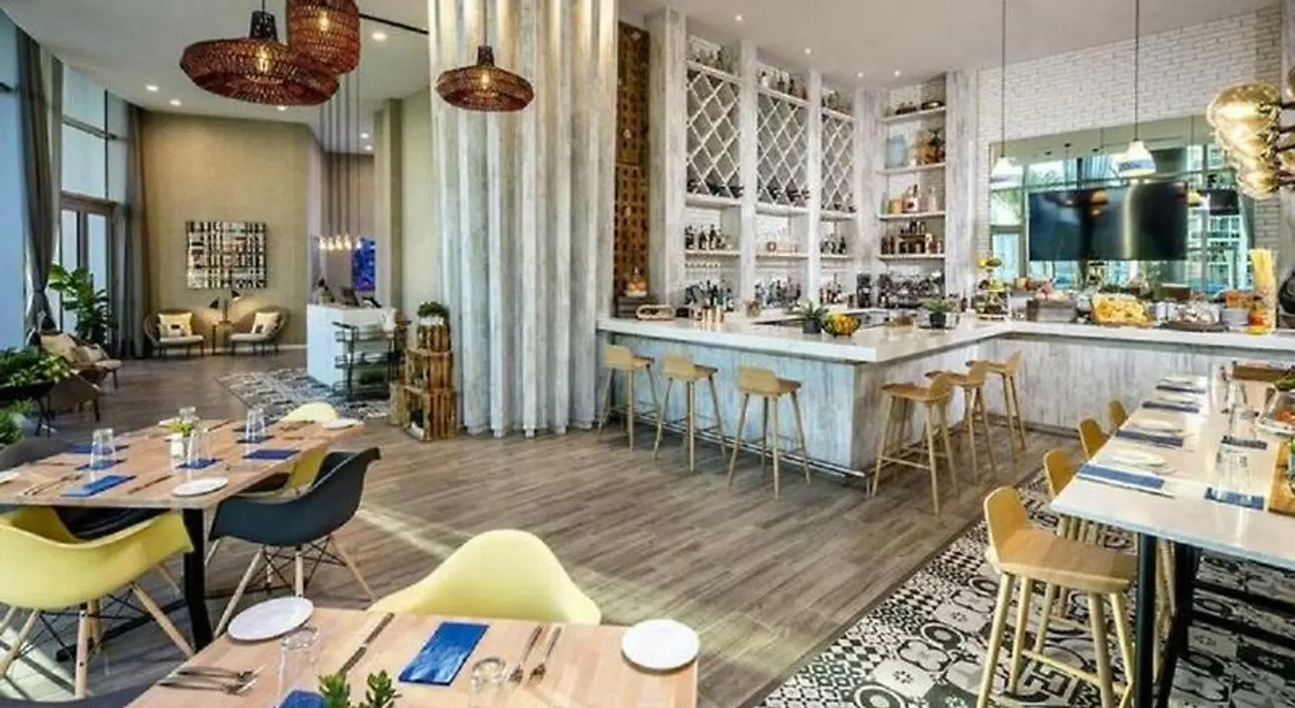 Lyfe Resort & Residences Bar