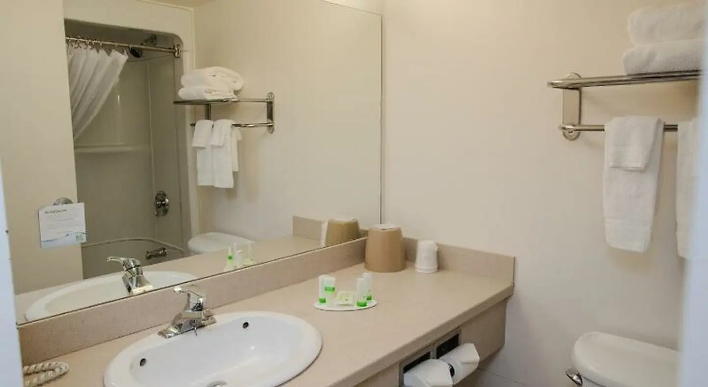 Super 8 by Wyndham Mississauga ROOM_EXAMPLE