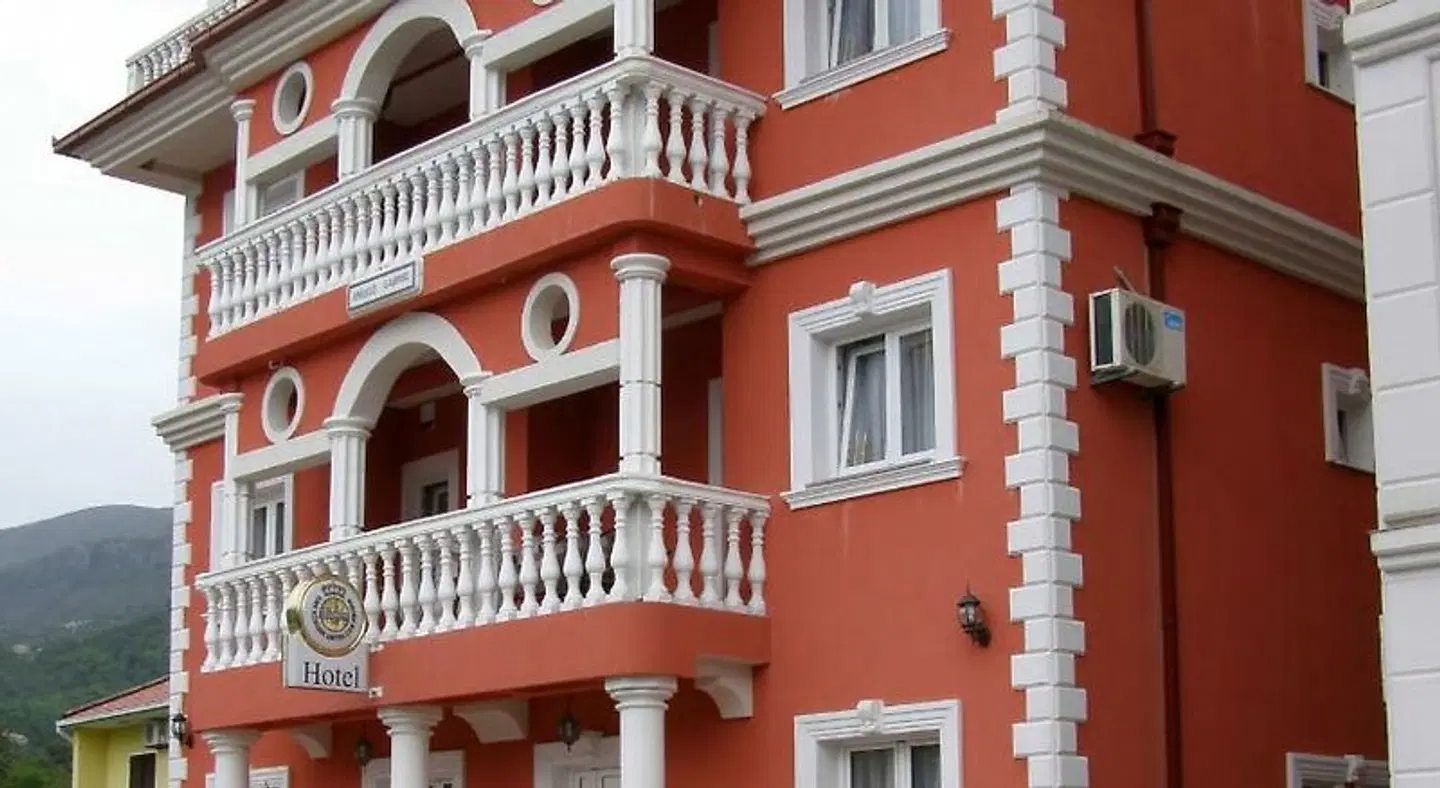 Angelo Gabriel EXTERIOR