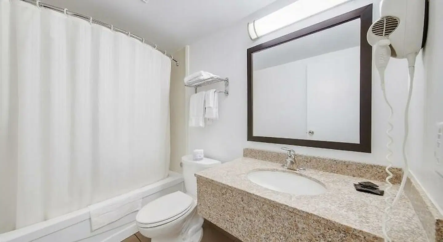 Deluxe Inn Badezimmer