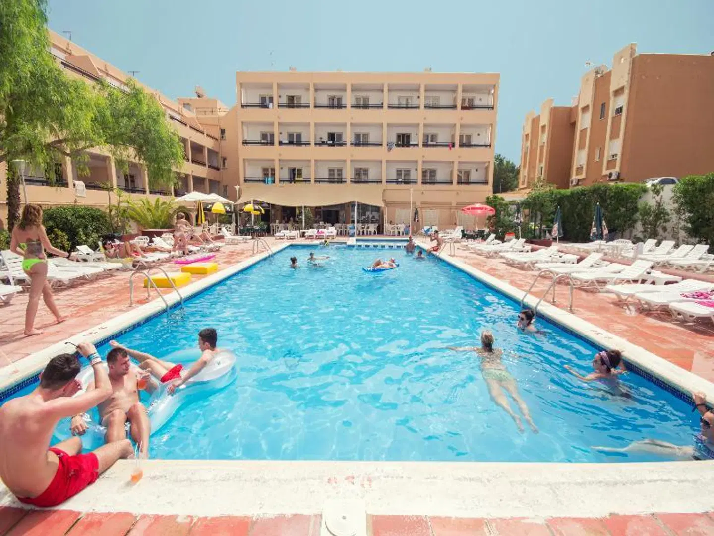 Ryans Lola's OUTDOOR_POOL