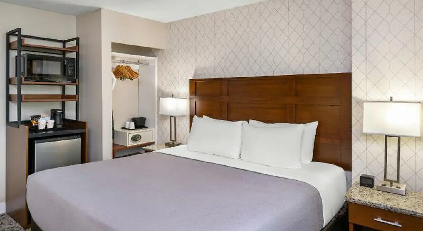 Quality Inn & Suites Downtown Vancouver ROOM_EXAMPLE