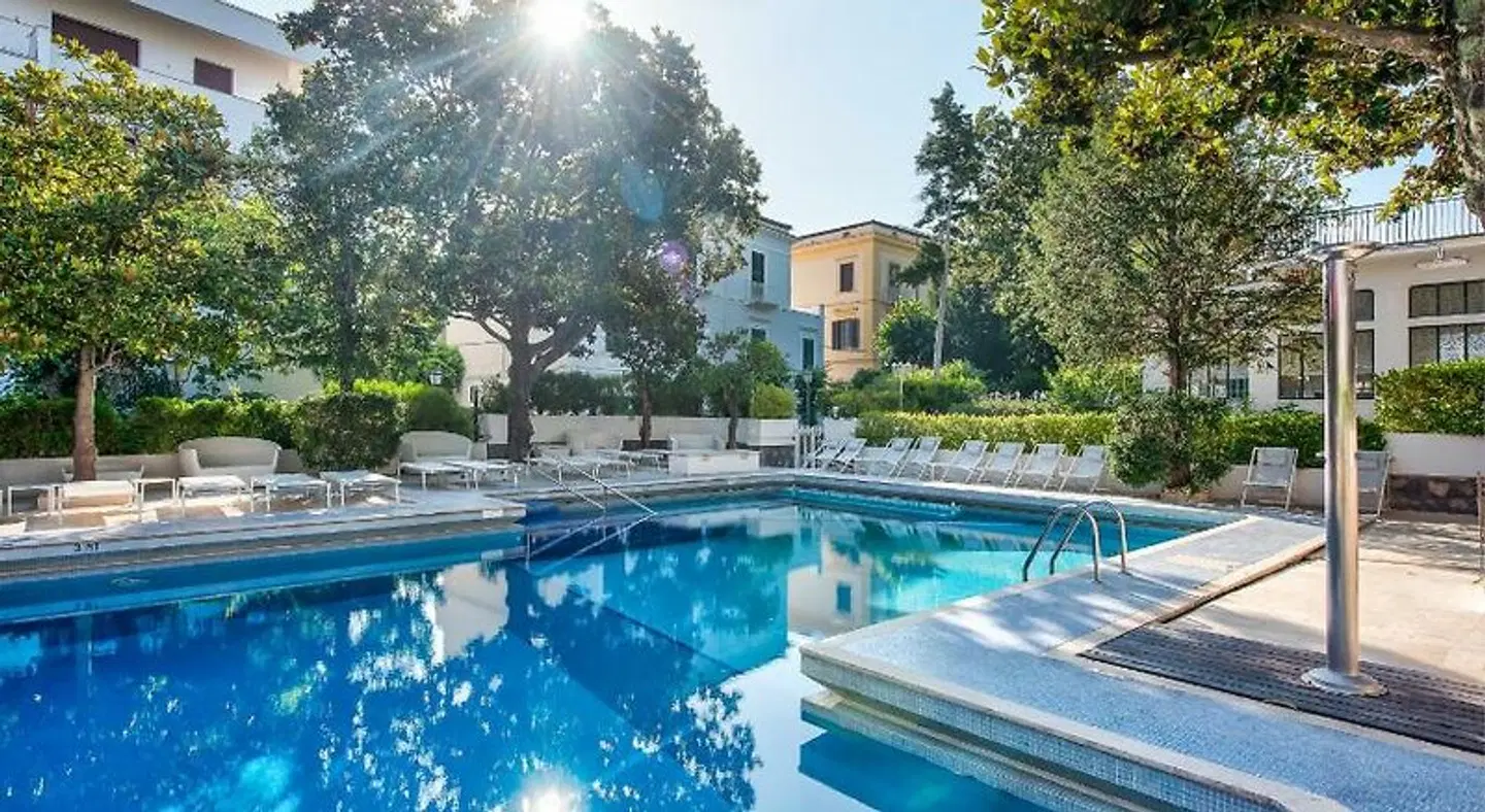 Majestic Palace OUTDOOR_POOL