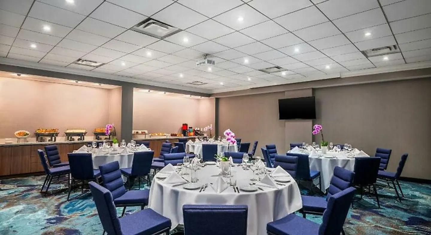 Courtyard by Marriott Toronto Airport Restaurant