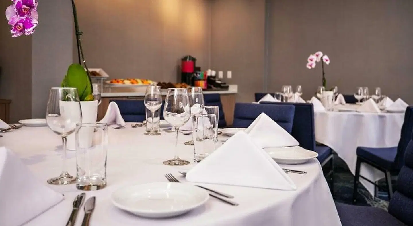 Courtyard by Marriott Toronto Airport Restaurant