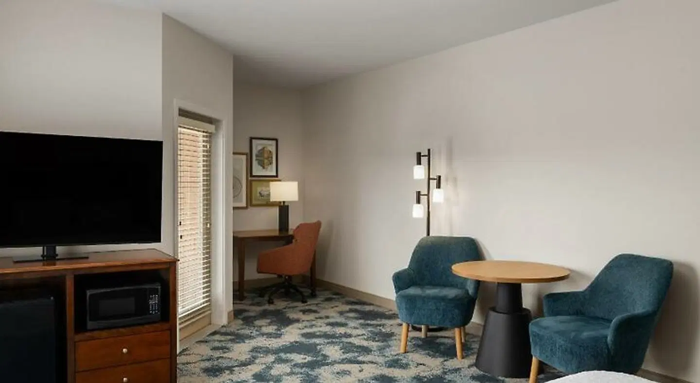Hampton Inn Seattle/Everett ROOM_EXAMPLE