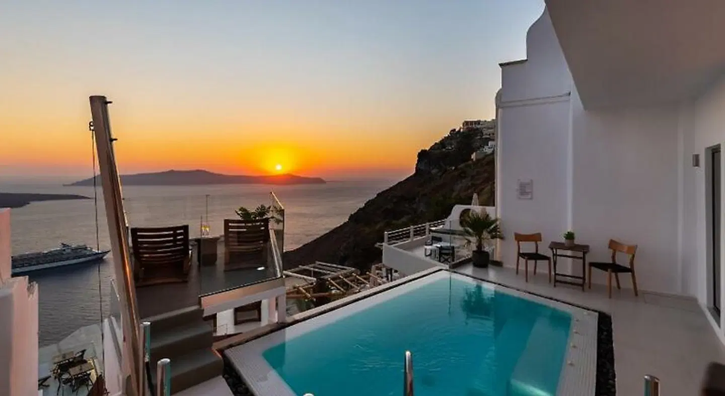 Daydream Luxury Suites OUTDOOR_POOL