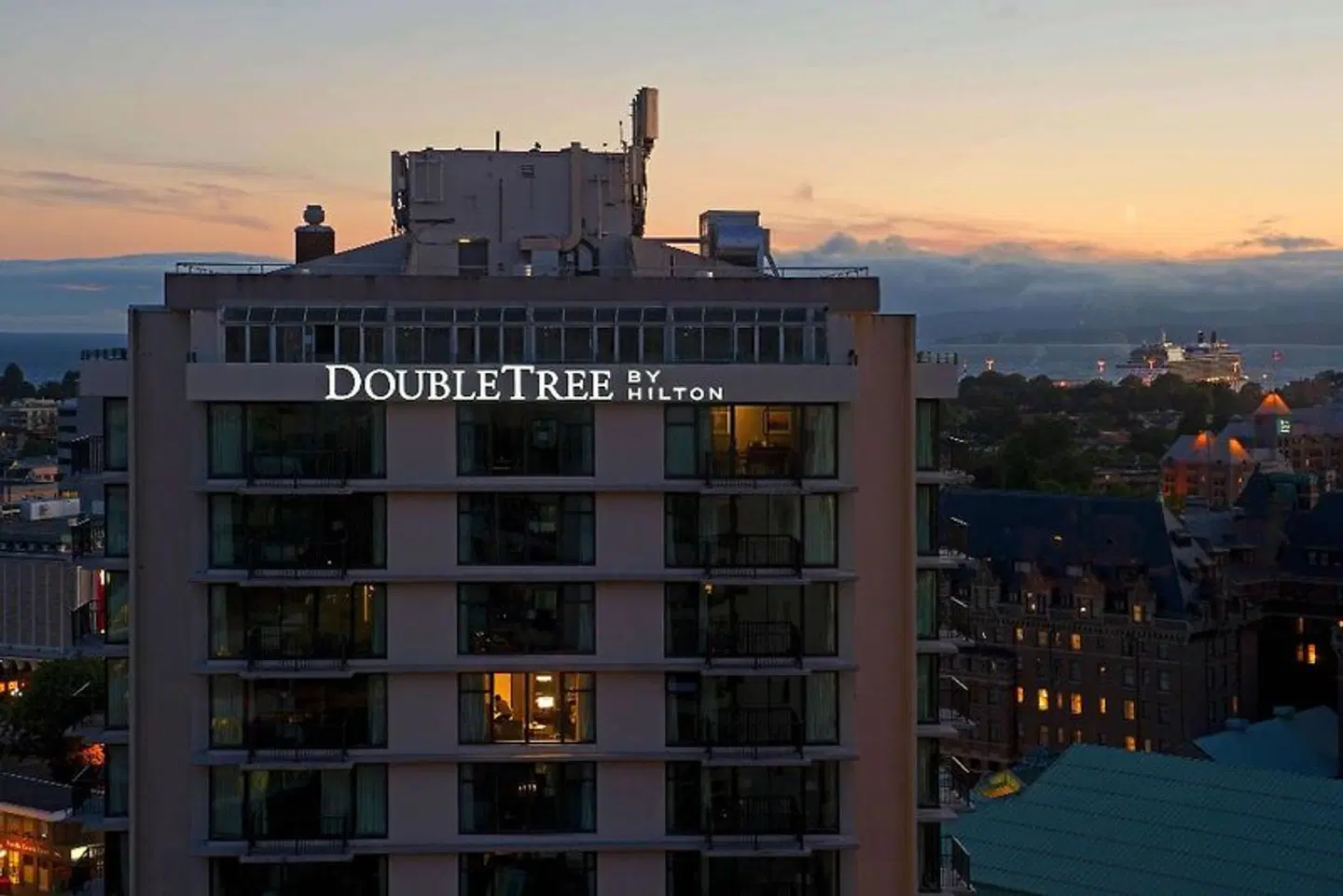 DoubleTree by Hilton Hotel & Suites Victoria EXTERIOR