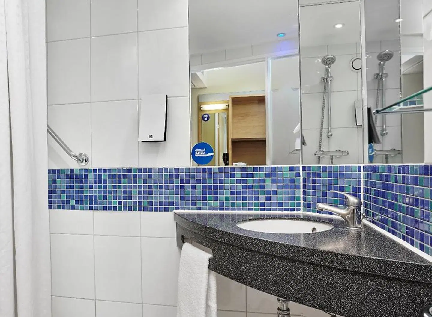Holiday Inn Express London - Newbury Park Badezimmer