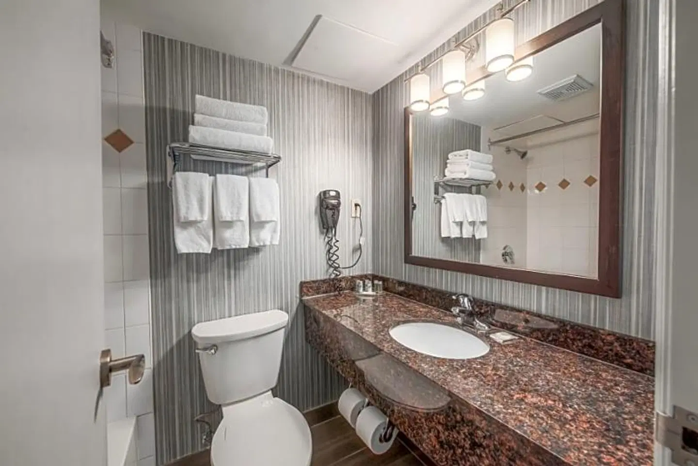 Coast Calgary Downtown Hotel & Suites by APA Badezimmer