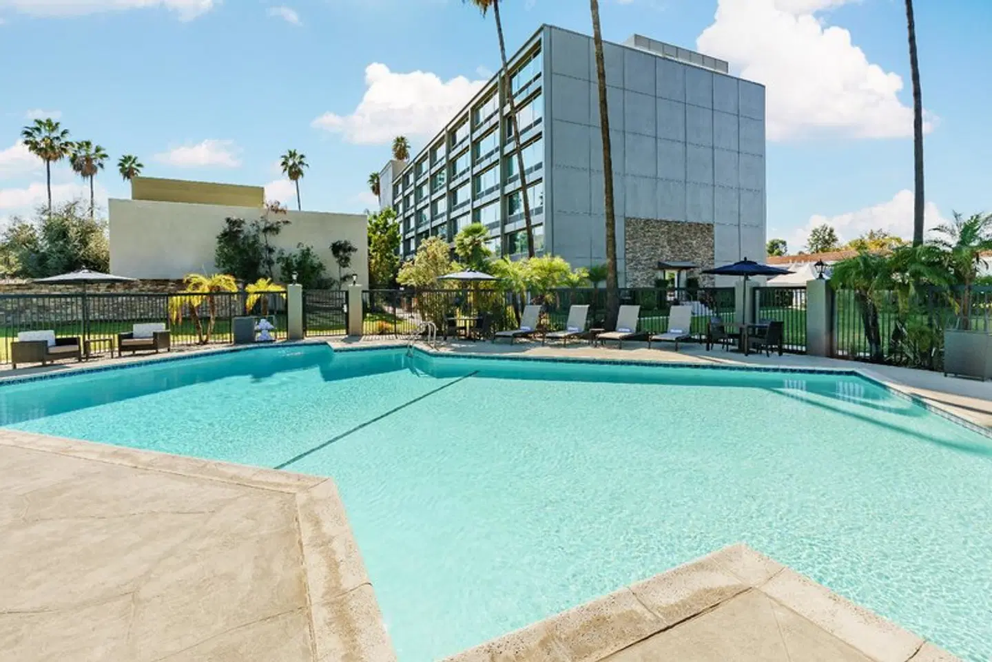 Courtyard by Marriott Los Angeles Woodland Hills OUTDOOR_POOL