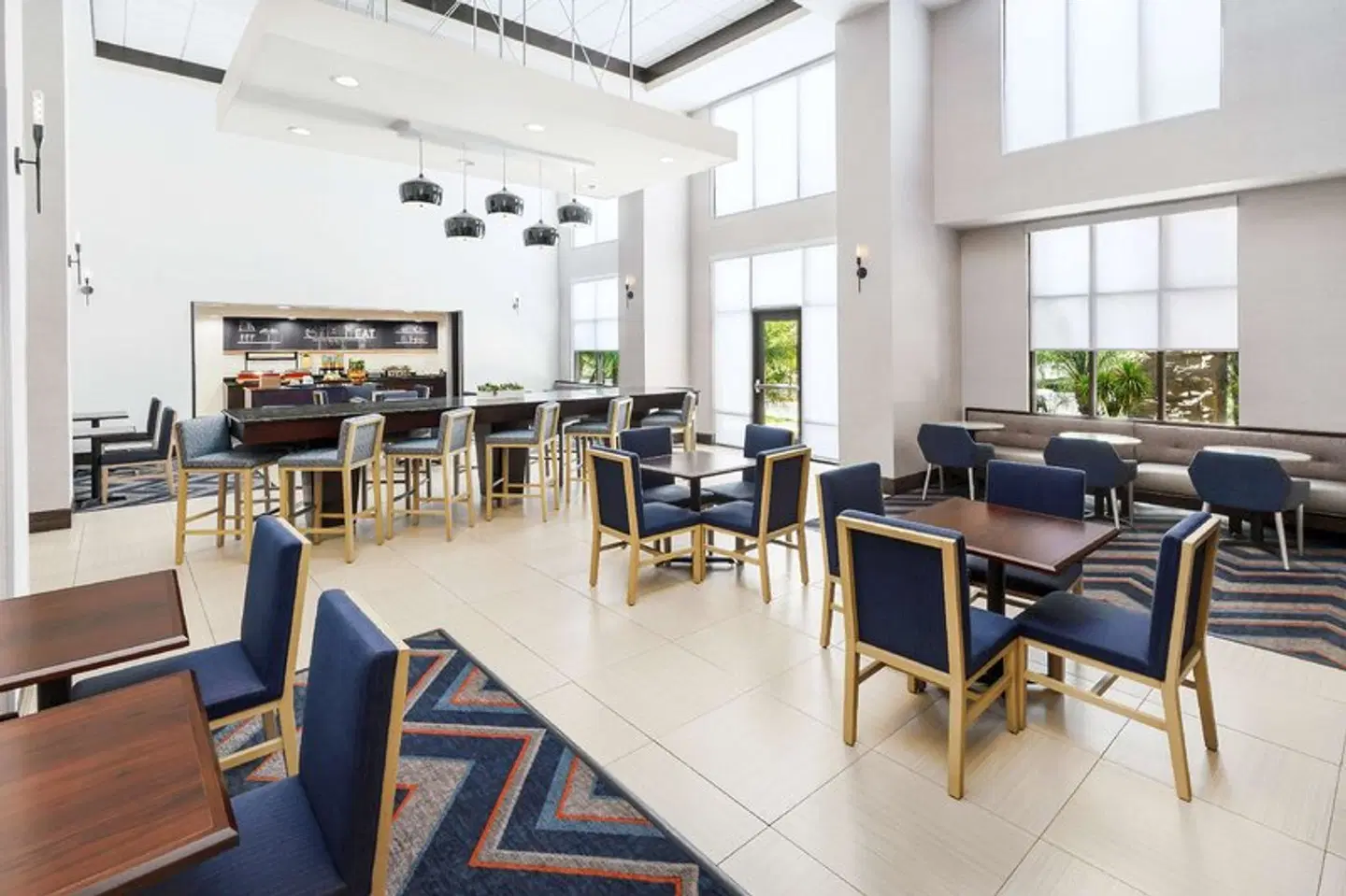 Hampton Inn & Suites Thousand Oaks, CA Bar
